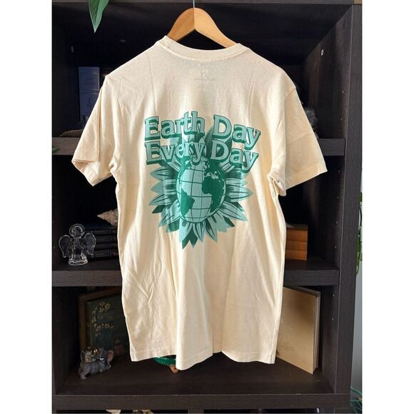 NWT Re Purpose X Urban Outfitters Earth Day Every Day Graphic Tee Size Medium - Picture 1 of 5
